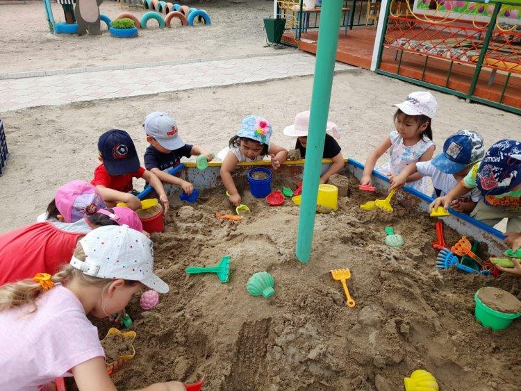 Жаз мезгіліндегі балалардың құммен ойнау кезі