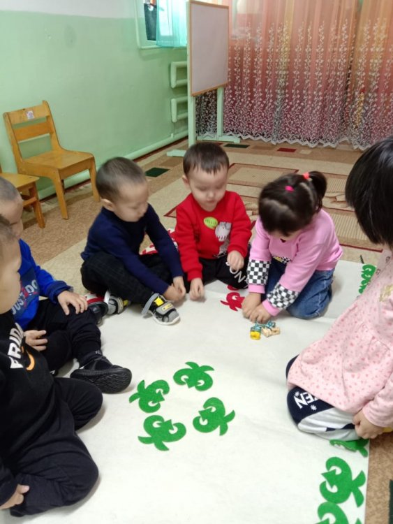 "Балапан" кіші топ. Ұлттық ойын Тақырыбы: Асық ату .Мақсаты: Асық ату ойыны түсінік беріп, қызығушылықояту. асық ойнату арқылы балаларды дәлдікке, мергендікке, ептілікке, жеңіске баулу. балалрды ұлтымыздың құндылықтарын қастерлеуге баулу.